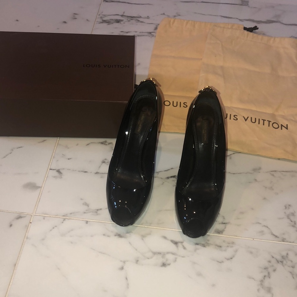 Louis Vuitton patent peep toe heels - Picture 2 of 12